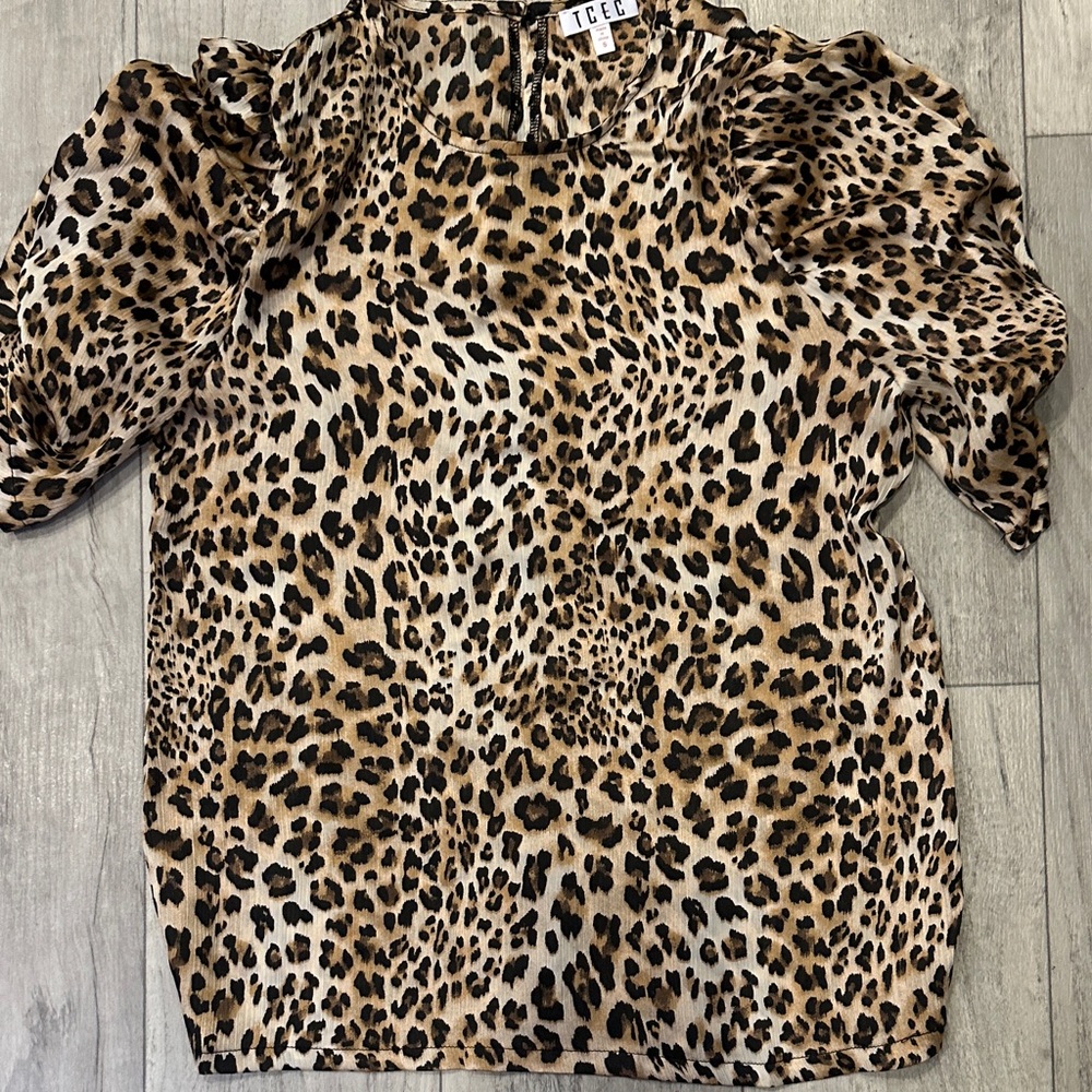 Leopard Print Puff Sleeve Top